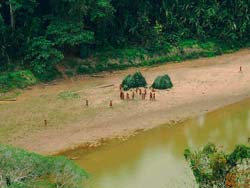 Indios aislados en el rÃo Las Piedras en el Perú, visto desde el aire en 2007.